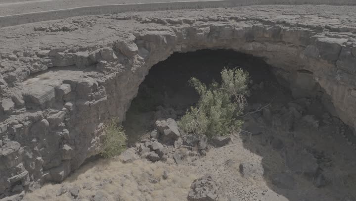 أماكن سياحيه مشهورة, كهف ام الجرسان في حرة خيبر ، كهوف ومغارات أثريه طبيعيه, صخور محفره, مناظر طبيعيه