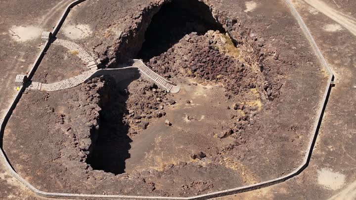 أماكن سياحيه مشهورة, كهف ام الجرسان في حرة خيبر ، كهوف ومغارات أثريه طبيعيه, صخور محفره, مناظر طبيعيه