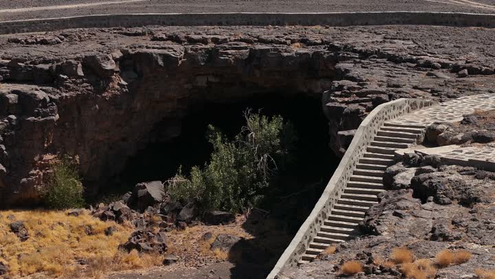 مناظر طبيعيه ، كهف ام الجرسان في حرة خيبر شمال فى المدينة المنوره ، كهوف ومغارات أثريه طبيعيه, صخور محفره, أماكن سياحيه, مناظر طبيعيه