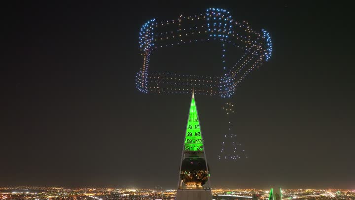 مهرجانات واحتفالات في المملكة العربية السعودية, الاستمتاع بعرض الدرونز في تشكيل دقيق جدا في الأعياد والمناسبات، المشاركة بالأنشطة الترفيهية والفعاليات الاحتفالية،تصوير جوي مقرب لاستخدام الدرون الصغيرة المزودة بوحدة اضاءة في السماء ليلا من برج الفيصلية في الرياض