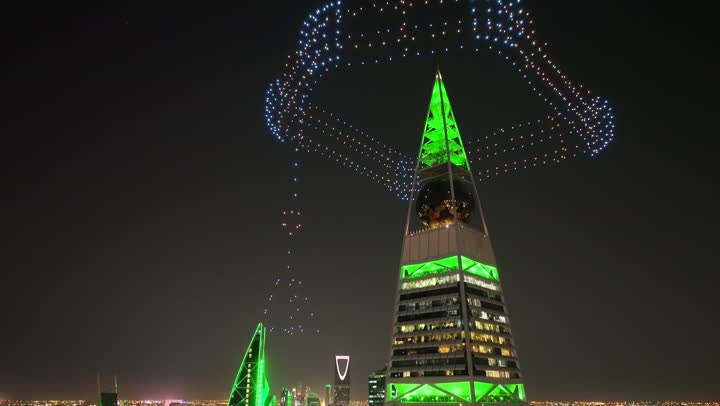 احتفالات ومهرجانات في المملكة العربية السعودية, الاستمتاع بعرض الدرونز في تشكيل دقيق جدا في الأعياد والمناسبات، المشاركة بالأنشطة الترفيهية والفعاليات الاحتفالية، استخدام الدرون الصغيرة المزودة بوحدة اضاءة ملونة في السماء ليلا من برج الفيصلية في الرياض