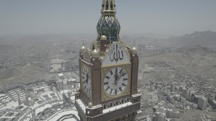 في مكة المكرمة برج الساعة، مكان ومعلم ديني مقدس في المملكة العربية السعودية, تصوير درون جوي مقرب للفن الهندسي المعماري للأبراج وناطحات السحاب، مقصد المسلمين من مختلف البلدان، التقدم والنمو العمراني للفنادق والمباني المطلة على الحرم المكي الشريف