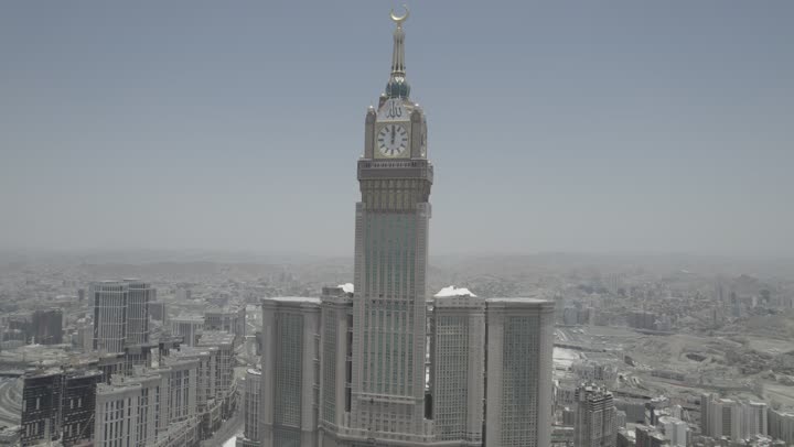برج الساعة في مكة المكرمة، مكان ومعلم ديني مقدس في المملكة العربية السعودية, تصوير درون جوي للفن الهندسي المعماري للأبراج وناطحات السحاب، مقصد المسلمين من مختلف البلدان، التقدم والنمو العمراني للفنادق والمباني المطلة على الحرم المكي الشريف