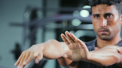 حرق السعرات الحرارية وإنقاص الوزن، أسلوب الحياة الصحي، إيماءات الحماس و النشاط، المحافظة على التوازن الجسدي، تقوية العضلات ونحت الجسم، مفهوم الرشاقة واللياقة، ممارسة التمارين لشد الجسد، شاب عربي خليجي سعودي يرتدي الملابس الرياضية يقوم بممارسة التمرينات الرياضية