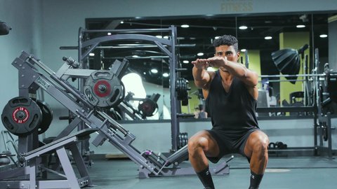 ممارسة التمارين لشد الجسد، نمط حياة صحي ومفيد، مفهوم الرشاقة واللياقة، تقوية العضلات ونحت الجسم، المحافظة على التوازن الجسدي، شاب عربي خليجي سعودي يرتدي الملابس الرياضية يقوم بممارسة التمرينات الرياضية ،إيماءات الحماس و النشاط