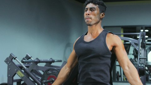 ممارسة التمارين الرياضية مع نط الحبل، نشاط بدني للمحافظة على الصحة واللياقة الجسدية، نشاط وحركة، أسلوب حياة صحي، القوة والتحفيز، شاب عربي خليجي سعودي يرتدي الملابس الرياشية يقوم بتمارين القفز على الحبل، اللياقة البدينة والرشاقة