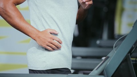 استخدام الاجهزة الرياضية، القيام بالأنشطة الترفيهية الممتعة، نادي الألعاب الرياضية، ممارسة تمارين الاحماء، المحافظة على الصحة واللياقة البدنية, شاب عربي خليجي سعودي يرتدي الملابس الرياضية يقوم بالمشي على الجهاز الكهربائي