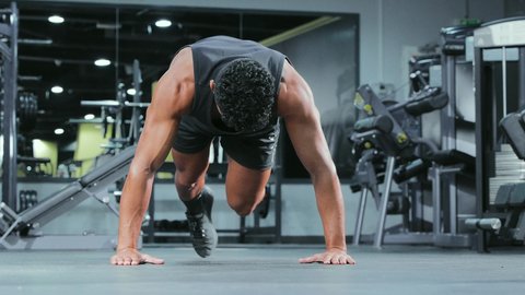 ممارسة نمط حياة صحي، تدريبات شبابية لزيادة اللياقة البدنية والقوة، بناء عضلات الجسم وتقويتها, رياضة كمال الأجسام، شاب عربي خليجي سعودي يرتدي الزي الرياضي يقوم بممارسة التمارين الرياضية