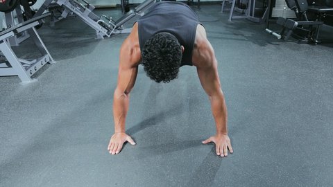 اتباع أسلوب حياة صحي، تدريبات شبابية لزيادة اللياقة البدنية والقوة، بناء عضلات الجسم وتقويتها, رياضة كمال الأجسام، شاب عربي خليجي سعودي يرتدي الزي الرياضي يقوم بممارسة التمارين الرياضية