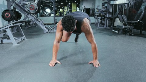 تدريبات شبابية لزيادة اللياقة البدنية والقوة، بناء عضلات الجسم وتقويتها, رياضة كمال الأجسام، شاب عربي خليجي سعودي يرتدي الزي الرياضي يقوم بممارسة التمارين الرياضية، أسلوب حياة صحي