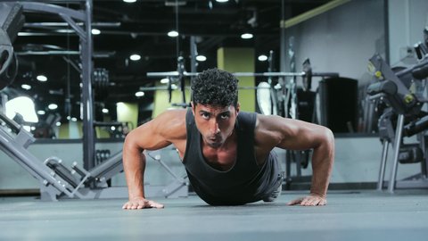 تمرينات للشباب للحفاظ على اللياقة البدنية، بناء عضلات الجسم وتقويتها, رياضة كمال الأجسام، شاب عربي خليجي سعودي يرتدي الزي الرياضي يقوم بممارسة التمارين الرياضية، أسلوب حياة صحي