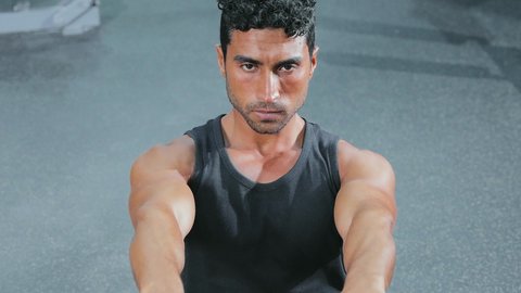 نشاط شبابي يحافظ على صحة الجسم ولياقته، بناء عضلات الجسم وتقويتها, رياضة كمال الأجسام، شاب عربي خليجي سعودي يرتدي الزي الرياضي يقوم بممارسة التمارين الرياضية، أسلوب حياة صحي