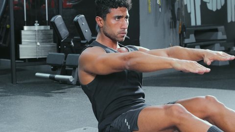 ممارسة النشاط البدني للشباب، بناء عضلات الجسم وتقويتها, رياضة كمال الأجسام، شاب عربي خليجي سعودي يرتدي الزي الرياضي يقوم بممارسة التمارين الرياضية، أسلوب حياة صحي