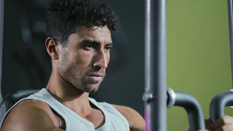 أهمية الرياضة لبناء جسد قوي، استخدام الأجهزة الرياضية، شاب عربي خليجي سعودي يرتدي الزي الرياضي يقوم بممارسة تمرين تقوية عضلات الصدر و الذراعين و الكتفين على جهاز المتوازي, تقوية الأعصاب والعضلات، أسلوب حياة صحي