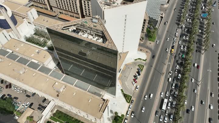 طريق الملك فهد في المملكة العربية السعودية، نمط الحياة في العاصمة، التطور والتقدم العمراني، الفن الهندسي المعماري للمباني وناطحات السحاب، تصوير درون لأبراج العليا في مدينة الرياض في وقت النهار، الطرق والشوارع المعبدة