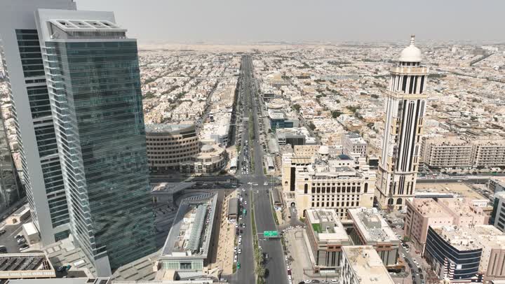 طريق الملك فهد في المملكة العربية السعودية، نمط الحياة في العاصمة، التطور والتقدم العمراني، الفن الهندسي المعماري للمباني وناطحات السحاب، تصوير درون لأبراج العليا في مدينة الرياض في وقت النهار، الطرق والشوارع المعبدة
