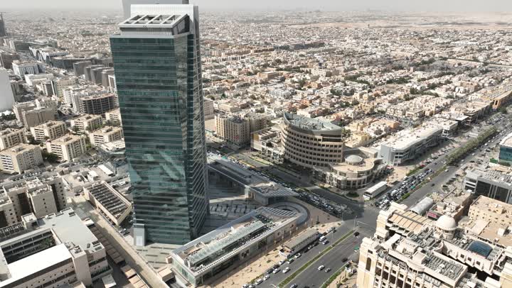 نمط الحياة في العاصمة، طريق الملك فهد في المملكة العربية السعودية، التطور والتقدم العمراني، الفن الهندسي المعماري للمباني وناطحات السحاب، تصوير درون لأبراج العليا في مدينة الرياض في وقت النهار، الطرق والشوارع المعبدة