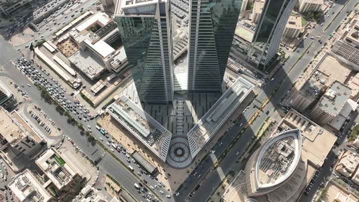 طريق الملك فهد في المملكة العربية السعودية، نمط الحياة في العاصمة، التطور والتقدم العمراني، الفن الهندسي المعماري للمباني وناطحات السحاب، تصوير درون لأبراج العليا في مدينة الرياض في وقت النهار، الطرق والشوارع المعبدة