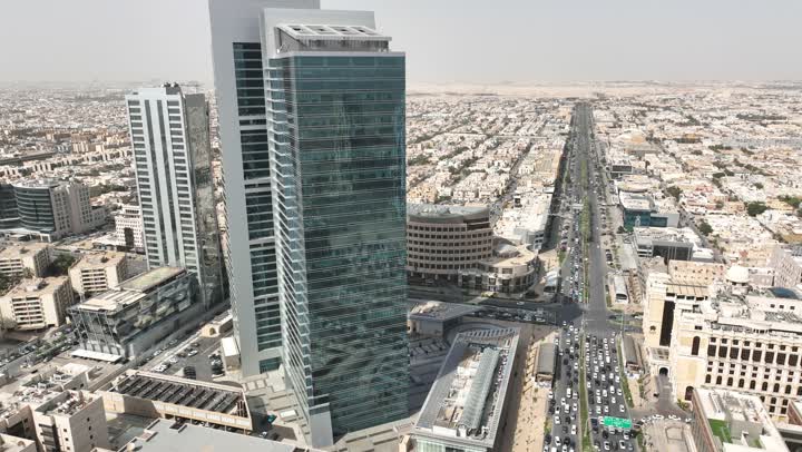 نمط الحياة في العاصمة، طريق الملك فهد في المملكة العربية السعودية، التطور والتقدم العمراني، الفن الهندسي المعماري للمباني وناطحات السحاب، تصوير درون لأبراج العليا في مدينة الرياض في وقت النهار، الطرق والشوارع المعبدة