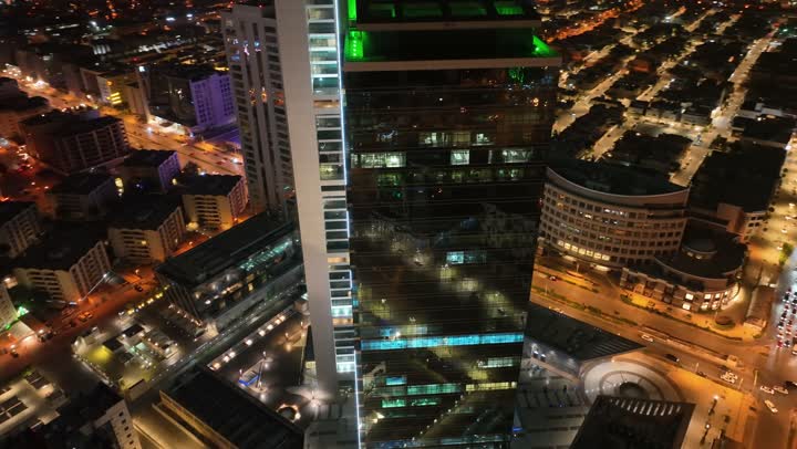 التطور والتقدم العمراني، نمط الحياة في العاصمة، طريق الملك فهد في المملكة العربية السعودية، الفن الهندسي المعماري للمباني وناطحات السحاب، تصوير درون لأبراج العليا في مدينة الرياض المضاءة في وقت الليل، الطرق والشوارع المعبدة