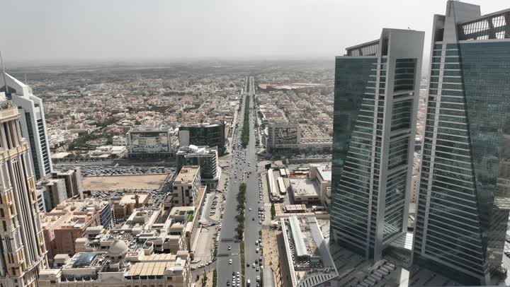 طريق الملك فهد في المملكة العربية السعودية، نمط الحياة في العاصمة، التطور والتقدم العمراني، الفن الهندسي المعماري للمباني وناطحات السحاب، تصوير درون لأبراج العليا في مدينة الرياض في وقت النهار، الطرق والشوارع المعبدة