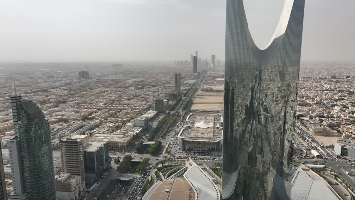 نمط الحياة في العاصمة، النمو والتطور والتقدم العمراني،  تصوير درون لبرج المملكة الشهير في وقت النهار، المباني والمعالم التجارية المشهورة في المملكة العربية السعودية، الفن الهندسي المعماري على الطراز المتطور والحديث للأبراج وناطحات السحاب في مدينة الرياض