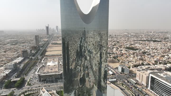 نمط الحياة في العاصمة، النمو والتطور والتقدم العمراني،  تصوير درون لبرج المملكة الشهير في وقت النهار، المباني والمعالم التجارية المشهورة في المملكة العربية السعودية، الفن الهندسي المعماري على الطراز المتطور والحديث للأبراج وناطحات السحاب في مدينة الرياض