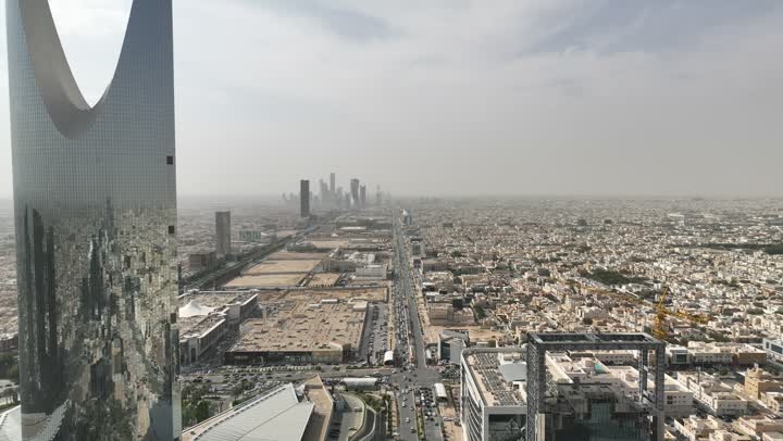 نمط الحياة في العاصمة، النمو والتطور والتقدم العمراني،  تصوير درون لبرج المملكة الشهير في وقت النهار، المباني والمعالم التجارية المشهورة في المملكة العربية السعودية، الفن الهندسي المعماري على الطراز المتطور والحديث للأبراج وناطحات السحاب في مدينة الرياض