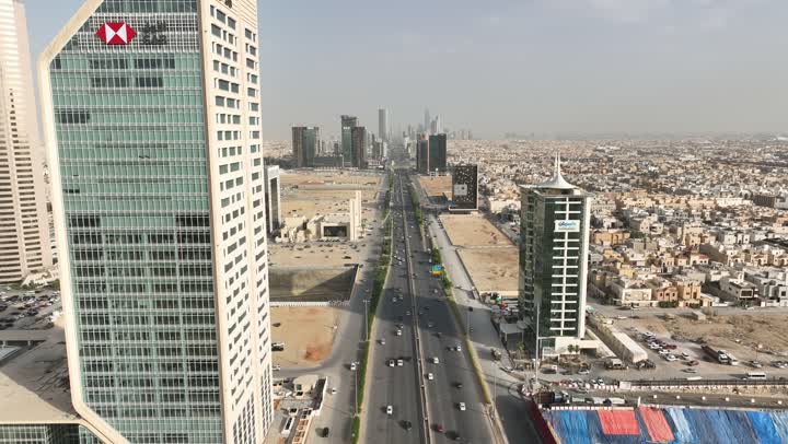 نمط الحياة في العاصمة، النمو والتطور والتقدم العمراني،  تصوير درون لبرج بنك ساب في وقت النهار، المباني والمعالم التجارية المشهورة في المملكة العربية السعودية، الفن الهندسي المعماري على الطراز المتطور للأبراج وناطحات السحاب في مدينة الرياض، طريق الملك فهد