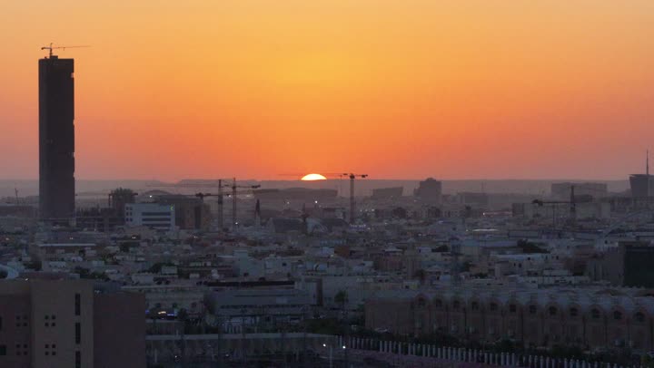 أفق مدينة الرياض في وقت الغروب, ناطحات السحاب والمنشآت الحديثة, العمل على تنمية المباني الهندسية في السعودية, نمط الحياة في العاصمة، الازدحام السكاني في مدن المملكة التجارية