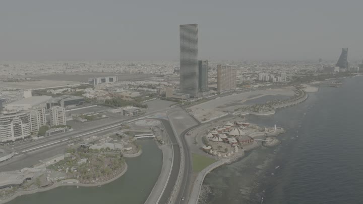 الاهتمام بزراعة النباتات الخضراء واشجار النخيل في الاماكن السياحية، منظر الواجهة البحرية في المملكة العربية السعودية، تصوير درون لحلبة سباق الفورميلا في كورنيش مدينة جدة، الفن الهندسي المعماري للأبراج و ناطحات السحاب، المناظر الطبيعية في المدن الساحلية