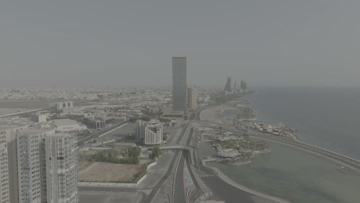 منظر الواجهة البحرية في المملكة العربية السعودية، تصوير درون لحلبة سباق الفورميلا في كورنيش مدينة جدة، الفن الهندسي المعماري للأبراج و ناطحات السحاب، الاهتمام بزراعة النباتات الخضراء واشجار النخيل في الاماكن السياحية، المناظر الطبيعية في المدن الساحلية