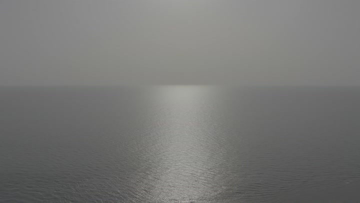 المناظر الطبيعية في المدن الساحلية، الاهتمام بزراعة النباتات الخضراء واشجار النخيل في الاماكن السياحية، منظر الواجهة البحرية في المملكة العربية السعودية، تصوير درون لحلبة سباق الفورميلا في كورنيش مدينة جدة، الفن الهندسي المعماري للمباني