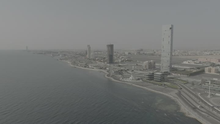 الاهتمام بزراعة النباتات الخضراء واشجار النخيل في الاماكن السياحية، منظر الواجهة البحرية في المملكة العربية السعودية، تصوير درون لحلبة سباق الفورميلا في كورنيش مدينة جدة، الفن الهندسي المعماري للأبراج و ناطحات السحاب، المناظر الطبيعية في المدن الساحلية