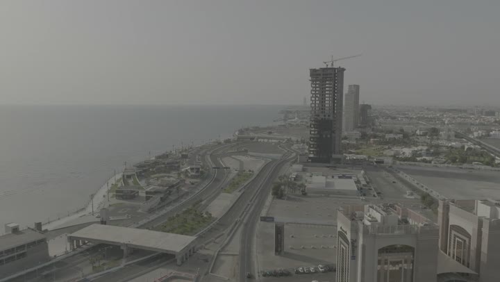 منظر الواجهة البحرية في المملكة العربية السعودية، تصوير درون لحلبة سباق الفورميلا في كورنيش مدينة جدة، الفن الهندسي المعماري للأبراج و ناطحات السحاب، الاهتمام بزراعة النباتات الخضراء واشجار النخيل في الاماكن السياحية، المناظر الطبيعية في المدن الساحلية