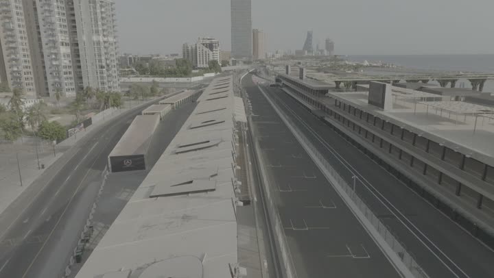 منظر الواجهة البحرية في المملكة العربية السعودية، تصوير درون لحلبة سباق الفورميلا في كورنيش مدينة جدة، الفن الهندسي المعماري للأبراج و ناطحات السحاب، الاهتمام بزراعة النباتات الخضراء واشجار النخيل في الاماكن السياحية، المناظر الطبيعية في المدن الساحلية