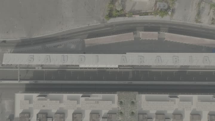 The focus on planting green plants and palm trees in tourist areas, the view of the waterfront in the Kingdom of Saudi Arabia, drone photography of the Formula racing circuit on the Corniche of Jeddah, the architectural engineering art of towers and skyscrapers, the natural landscapes in coastal cities.