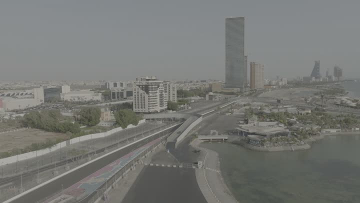 منظر الواجهة البحرية في المملكة العربية السعودية، تصوير درون لحلبة سباق الفورميلا في كورنيش مدينة جدة، الفن الهندسي المعماري للأبراج و ناطحات السحاب، الاهتمام بزراعة النباتات الخضراء واشجار النخيل في الاماكن السياحية، المناظر الطبيعية في المدن الساحلية