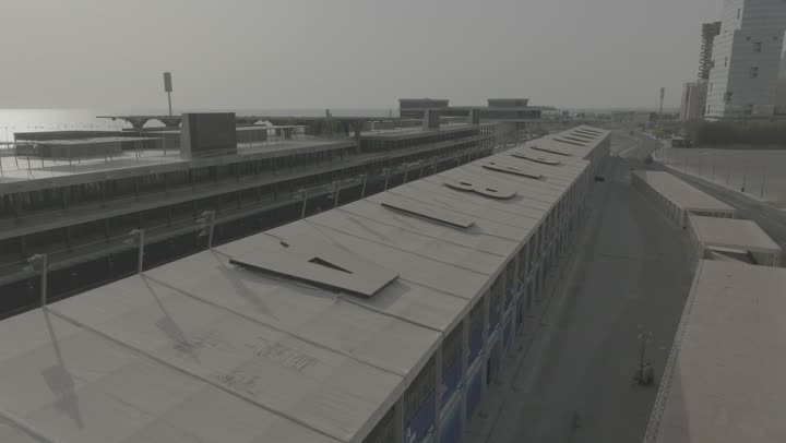 المناظر الطبيعية في المدن الساحلية، الاهتمام بزراعة النباتات الخضراء واشجار النخيل في الاماكن السياحية، منظر الواجهة البحرية في المملكة العربية السعودية، تصوير درون لحلبة سباق الفورميلا في كورنيش مدينة جدة، الفن الهندسي المعماري للمباني