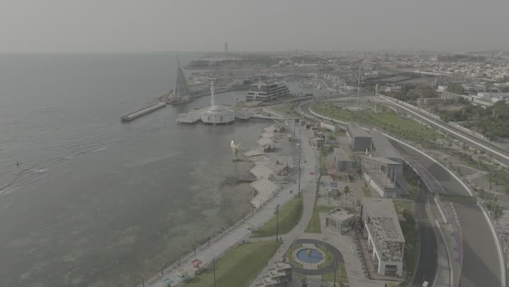 The focus on planting green plants and palm trees in tourist areas, the view of the waterfront in the Kingdom of Saudi Arabia, drone photography of the Formula racing circuit on the Corniche of Jeddah, the architectural engineering art of towers and skyscrapers, the natural landscapes in coastal cities.