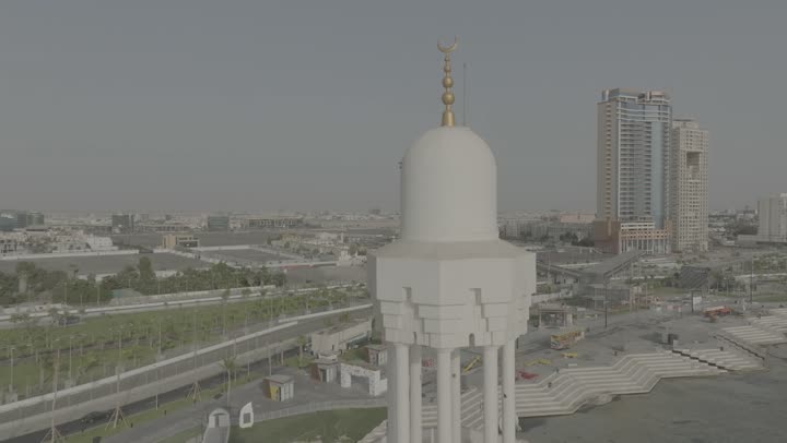 اماكن العبادة والتقرب إلى الله، المناظر الطبيعية في المدن الساحلية، الاهتمام بزراعة النباتات الخضراء واشجار النخيل في الاماكن السياحية، منظر الواجهة البحرية في المملكة، تصوير درون لحلبة سباق الفورميلا في كورنيش مدينة جدة، الفن الهندسي المعماري لمسجد
