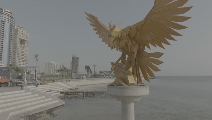 الاهتمام بزراعة النباتات الخضراء واشجار النخيل في الاماكن السياحية، منظر الواجهة البحرية في المملكة العربية السعودية، تصوير درون لحلبة سباق الفورميلا في كورنيش مدينة جدة، الفن الهندسي المعماري للأبراج و ناطحات السحاب، المناظر الطبيعية في المدن الساحلية