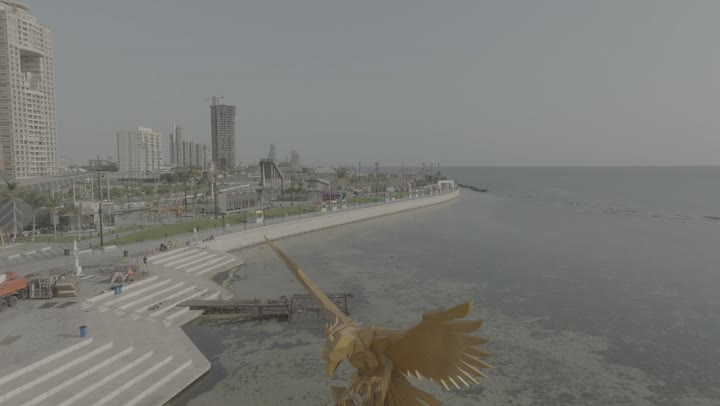 المناظر الطبيعية في المدن الساحلية، الاهتمام بزراعة النباتات الخضراء واشجار النخيل في الاماكن السياحية، منظر الواجهة البحرية في المملكة العربية السعودية، تصوير درون لحلبة سباق الفورميلا في كورنيش مدينة جدة، الفن الهندسي المعماري للمباني