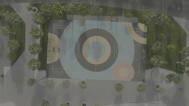 المناظر الطبيعية في المدن الساحلية، الاهتمام بزراعة النباتات الخضراء واشجار النخيل في الاماكن السياحية، منظر الواجهة البحرية في المملكة العربية السعودية، تصوير درون لحلبة سباق الفورميلا في كورنيش مدينة جدة، الفن الهندسي المعماري للمباني