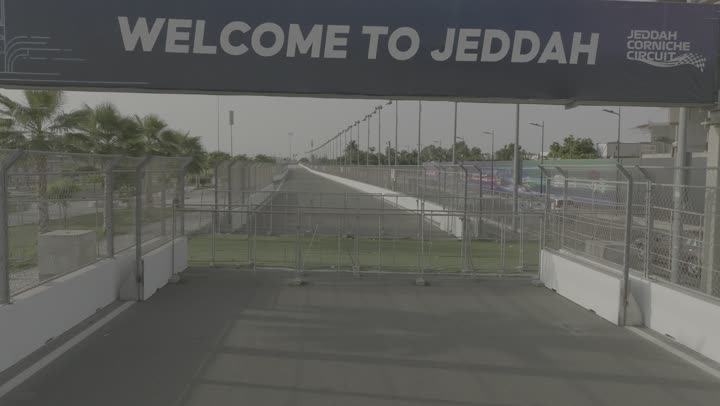 المناظر الطبيعية في المدن الساحلية، الاهتمام بزراعة النباتات الخضراء واشجار النخيل في الاماكن السياحية، منظر الواجهة البحرية في المملكة العربية السعودية، تصوير درون لحلبة سباق الفورميلا في كورنيش مدينة جدة، الفن الهندسي المعماري للمباني