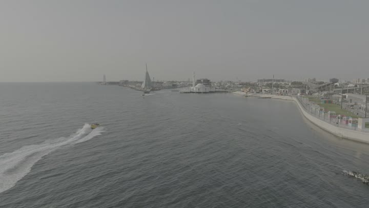 الواجهة البحرية لمدينة جدة في المملكة العربية السعودية، معالم وأماكن السياحة الممتعة في المدينة الساحلية، التنزه والرحلات السياحية في مارينا جدة، تصوير درون لحركة السفن البحرية الترفيهية على شاطئ نادي اليخوت على ساحل البحر الأحمر في وقت النهار