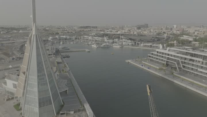 معالم وأماكن السياحة الترفيهية في المدينة الساحلية، التنزه والرحلات السياحية في مارينا جدة، تصوير درون لنادي اليخوت على ساحل البحر الأحمر في وقت النهار, الواجهة البحرية لمدينة جدة في المملكة العربية السعودية