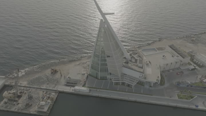 معالم وأماكن السياحة الترفيهية في المدينة الساحلية، التنزه والرحلات السياحية في مارينا جدة، تصوير درون لنادي اليخوت على ساحل البحر الأحمر في وقت النهار, الواجهة البحرية لمدينة جدة في المملكة العربية السعودية