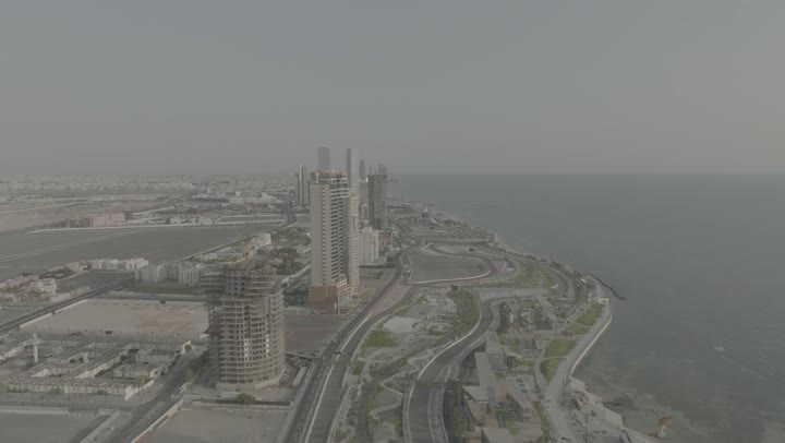 التنزه والرحلات السياحية في مارينا جدة، تصوير درون لنادي اليخوت على ساحل البحر الأحمر في وقت النهار, معالم وأماكن السياحة الترفيهية في المدينة الساحلية، الواجهة البحرية لمدينة جدة في المملكة العربية السعودية