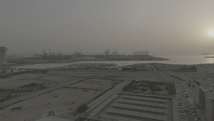 معالم وأماكن السياحة الترفيهية في المدينة الساحلية، التنزه والرحلات السياحية في مارينا جدة، تصوير درون لنادي اليخوت على ساحل البحر الأحمر في وقت النهار, الواجهة البحرية لمدينة جدة في المملكة العربية السعودية